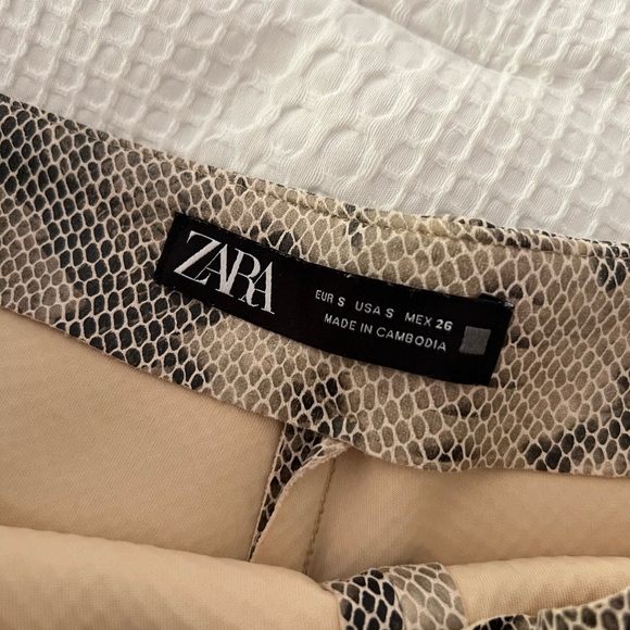 Zara Snakeskin print skort. There are shorts inside the skirt. - Picture 2 of 4